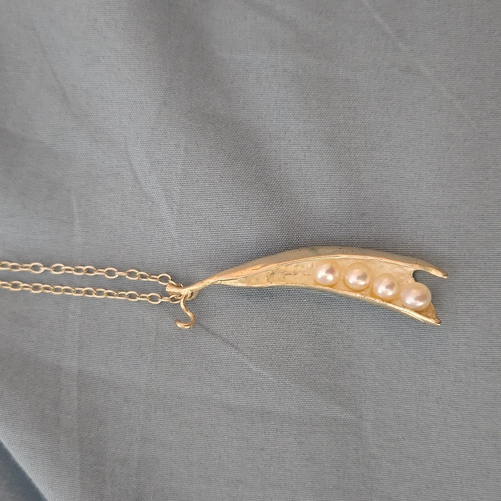 PENDANT with fresh water pearls